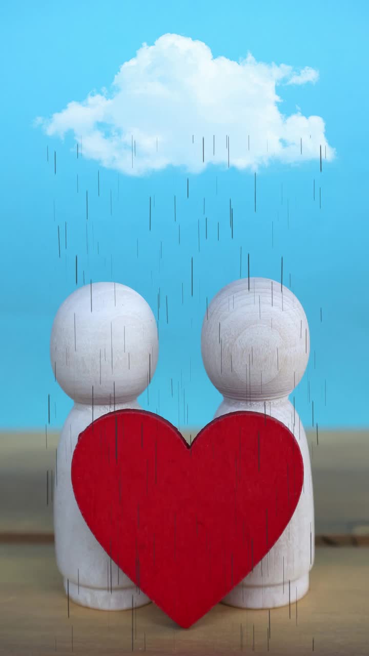 两个木头人举着一颗心，头上有云有雨视频下载