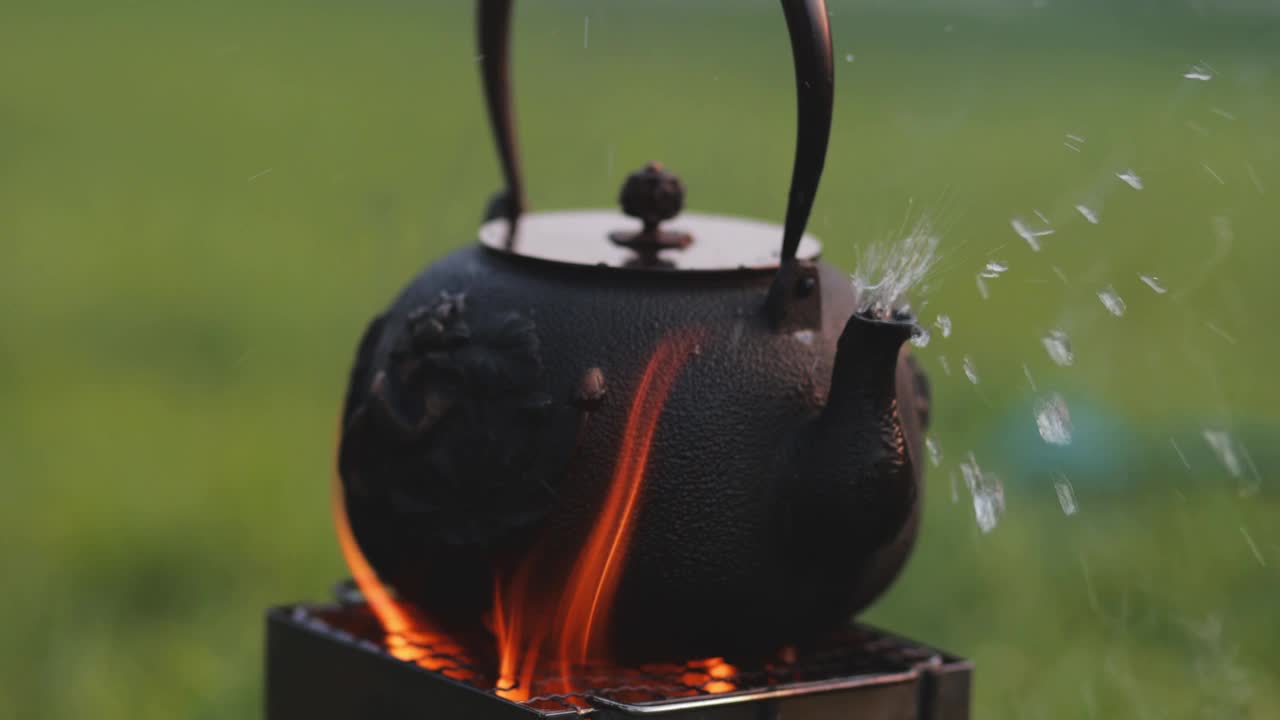 在户外煮茶时开水的特写视频素材