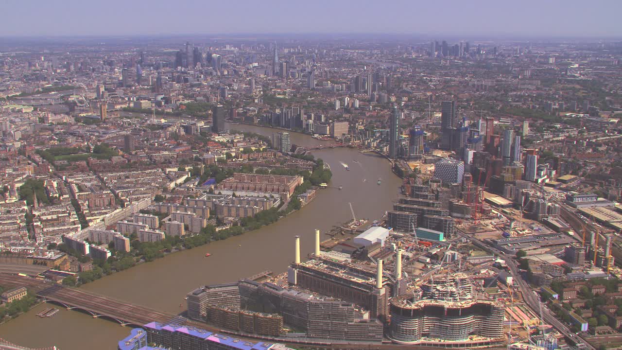 鸟瞰巴特西发电站，泰晤士河和伦敦，英国。4 k视频下载
