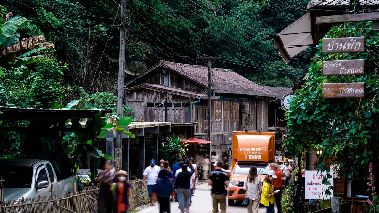 泰国清迈- 2022年11月25日-泰国清迈的Timelapse Ban Mae Kampong村被以山地常绿森林为主的森林区域包围。视频下载