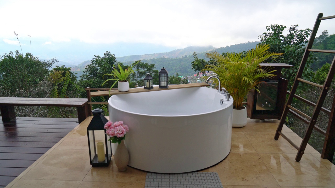 室外浴缸与美丽的山景背景视频下载