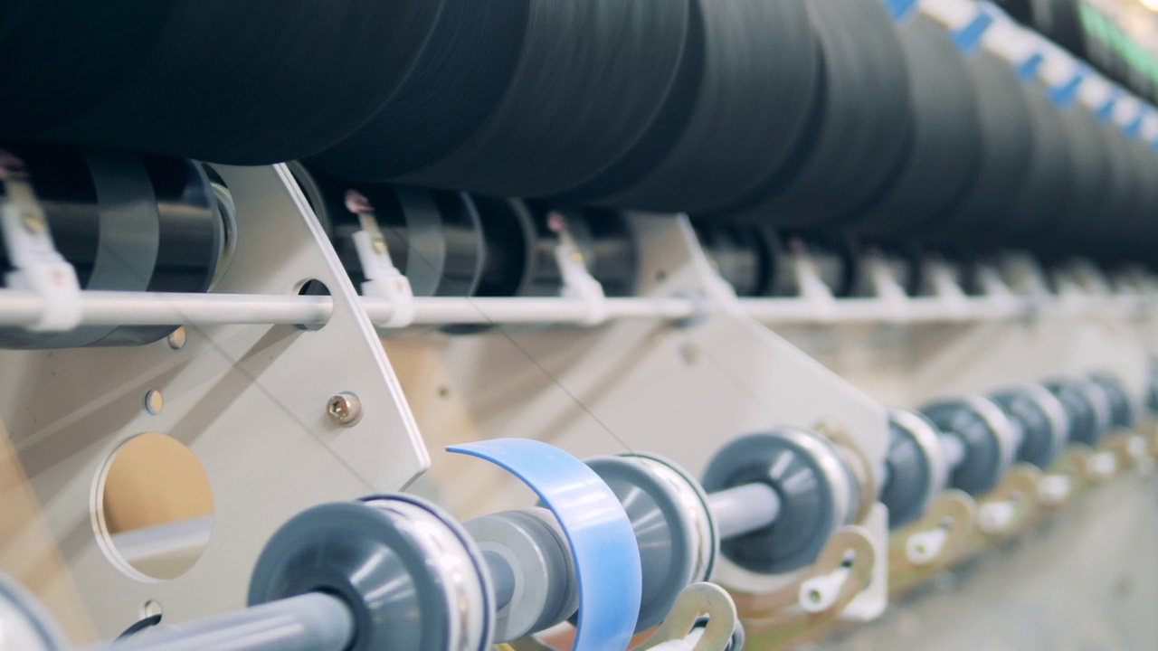 在工业缝纫过程中纺线圈的特写视频素材