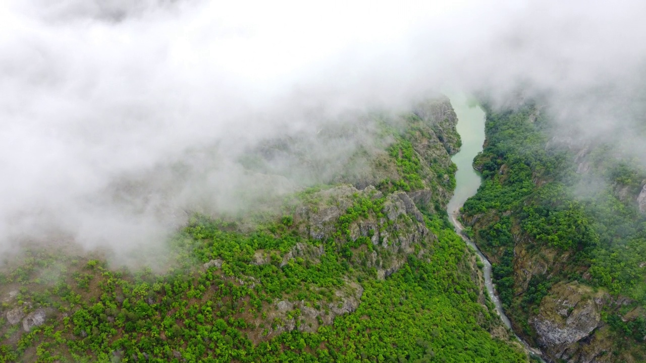 夏日河流山林自上而下鸟瞰，飞越云天纯净自然美丽的自然背景视频素材