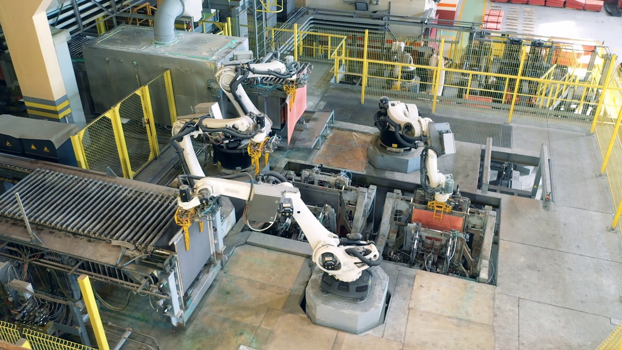 机器人正在移动铜板。机器人设备，现代化工业厂房设施。视频素材