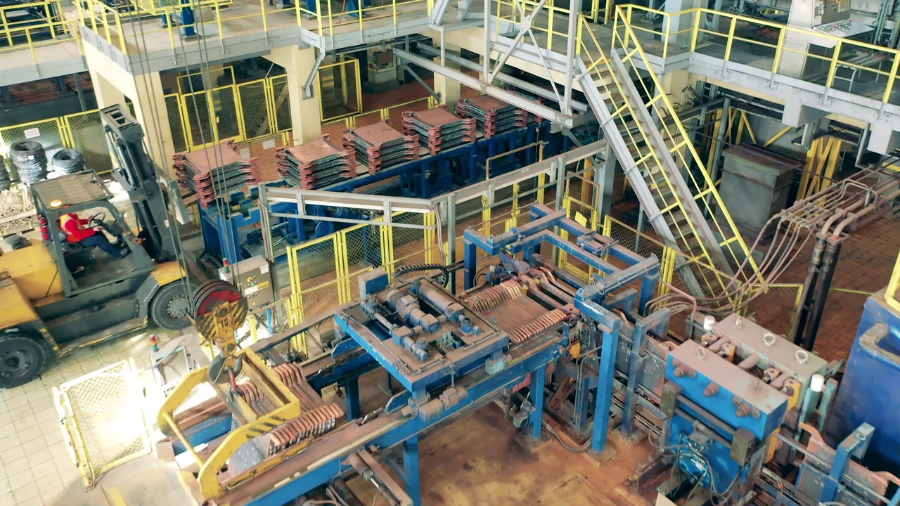 在俯视图拍摄的铜厂的机械化单位视频素材