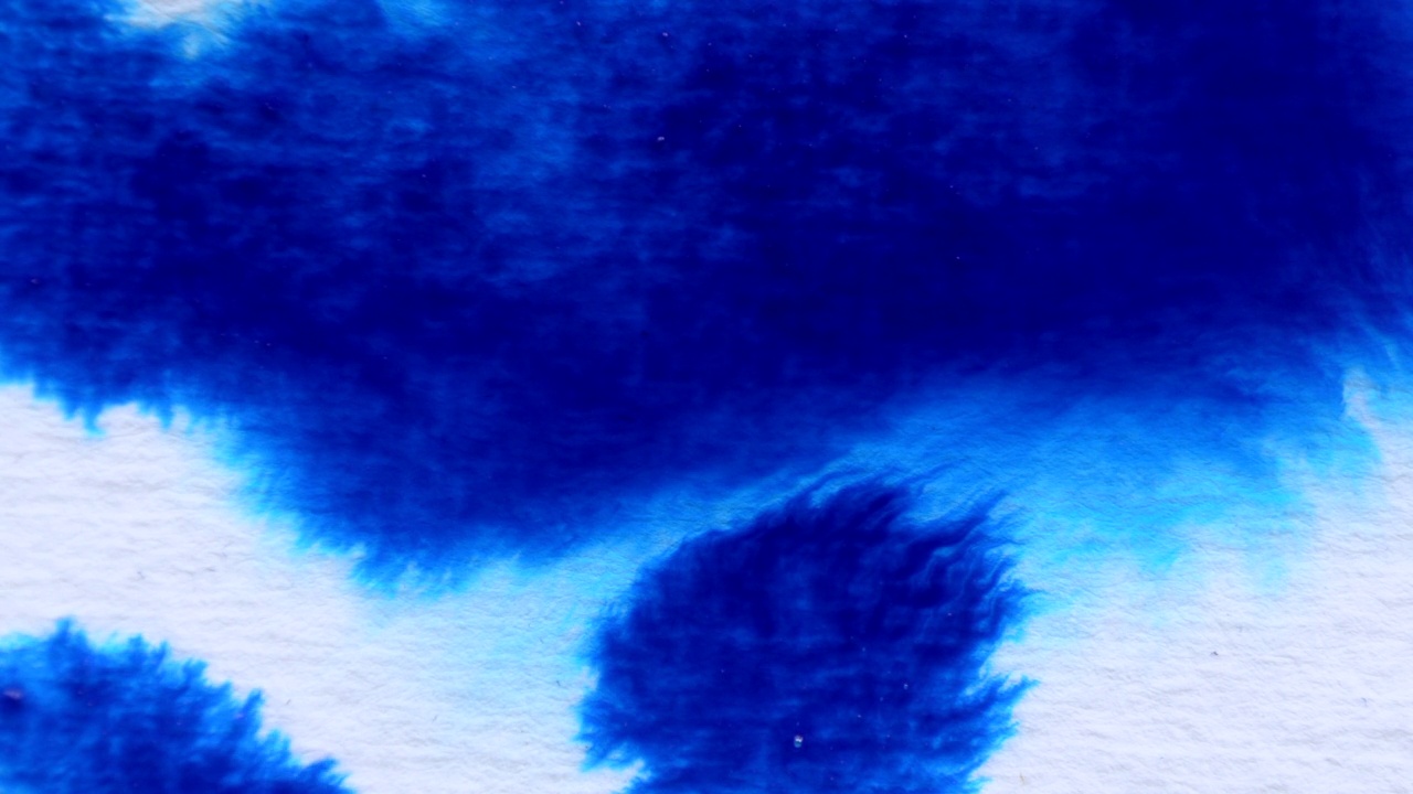 飞溅的蓝色墨水滴在白色背景水彩画纹理视频下载