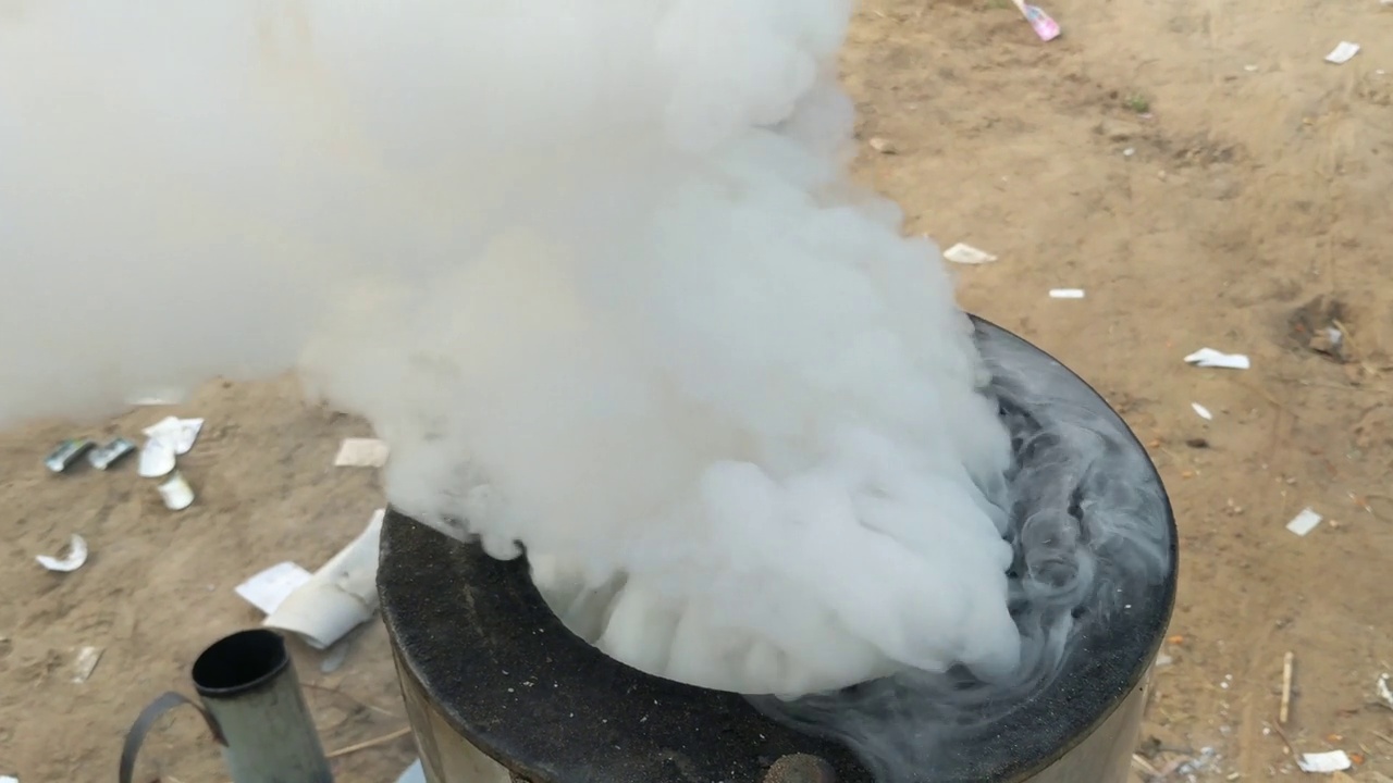 空气污染，一个大烟斗的特写。4 k。视频素材