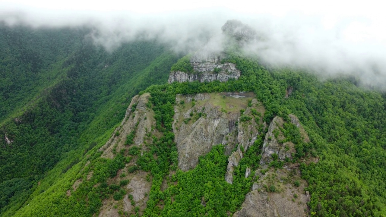 云雾漫过美丽的夏山绿林，神奇的自然晨雾自然景观4k视频素材
