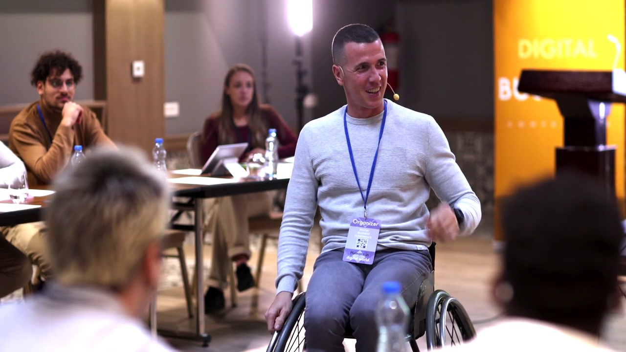 坐轮椅的商人在会议上发言视频下载