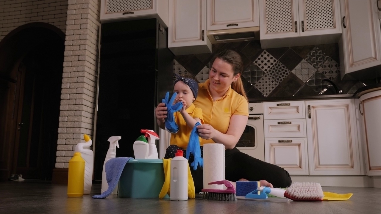 妈妈和小女儿一起打扫房子，玩得很开心。视频下载