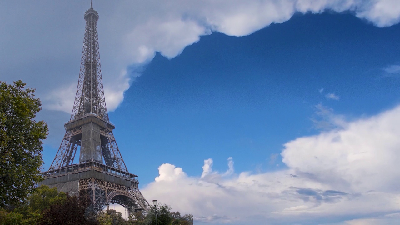 法国巴黎，以蓝天白云为背景的埃菲尔铁塔。埃菲尔铁塔是世界上最具辨识度的地标之一视频下载