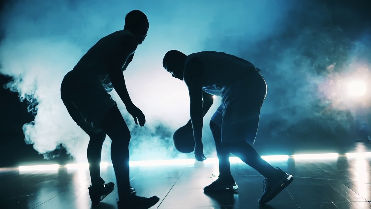 两个运动员在训练中争夺一个篮球视频下载