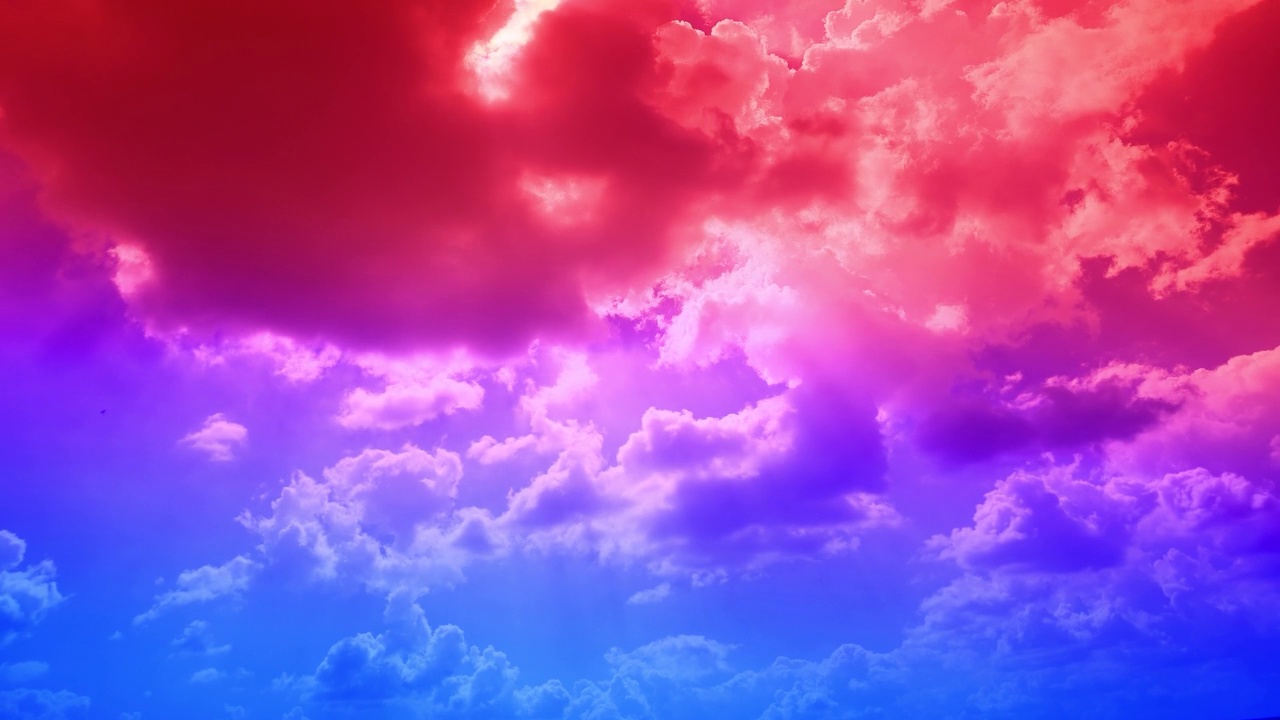 五彩缤纷的晚霞天空以紫蓝粉轻云抽象背景选择性聚焦。视频下载