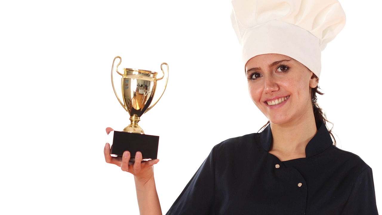 女厨师赢了，拿着厨师杯视频下载