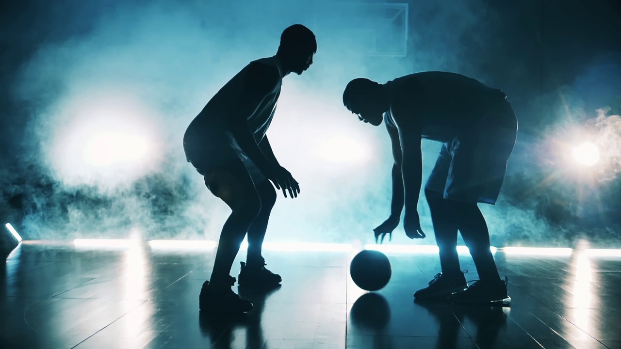 两个运动员争篮球的慢镜头视频下载