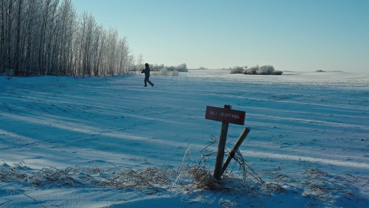 男子在冬天拍照视频素材