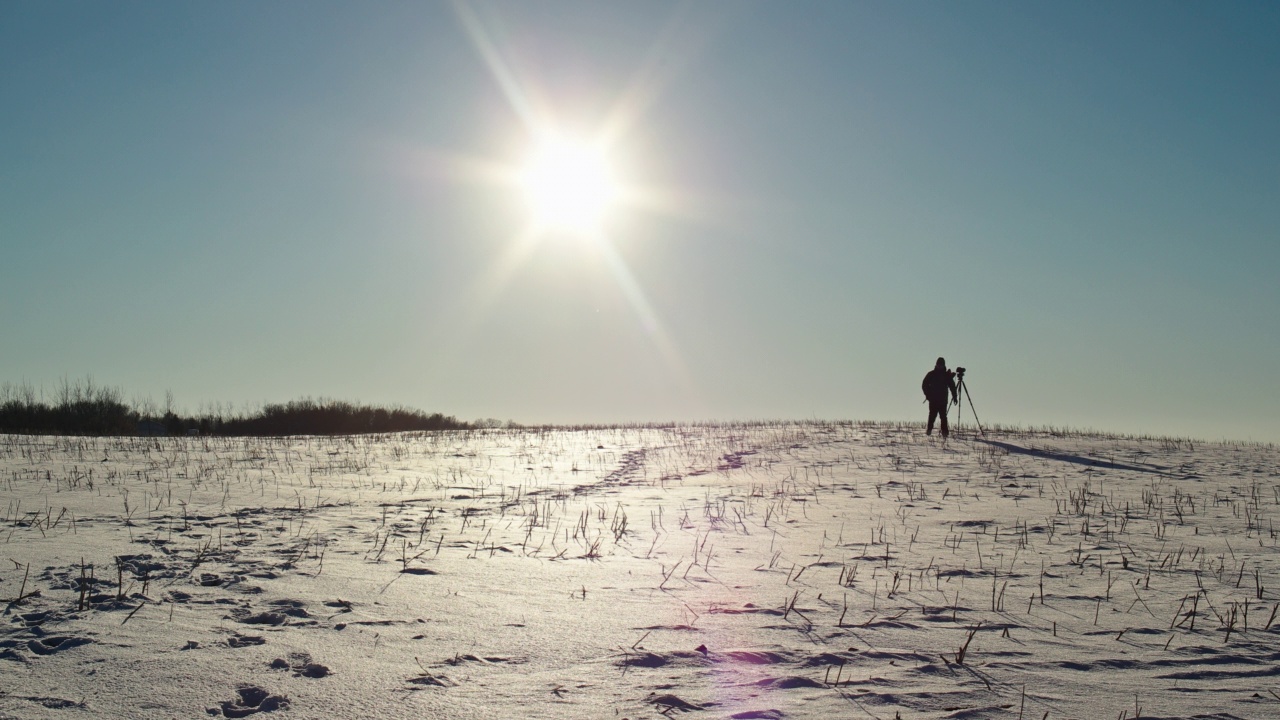 男子在冬天拍照视频素材