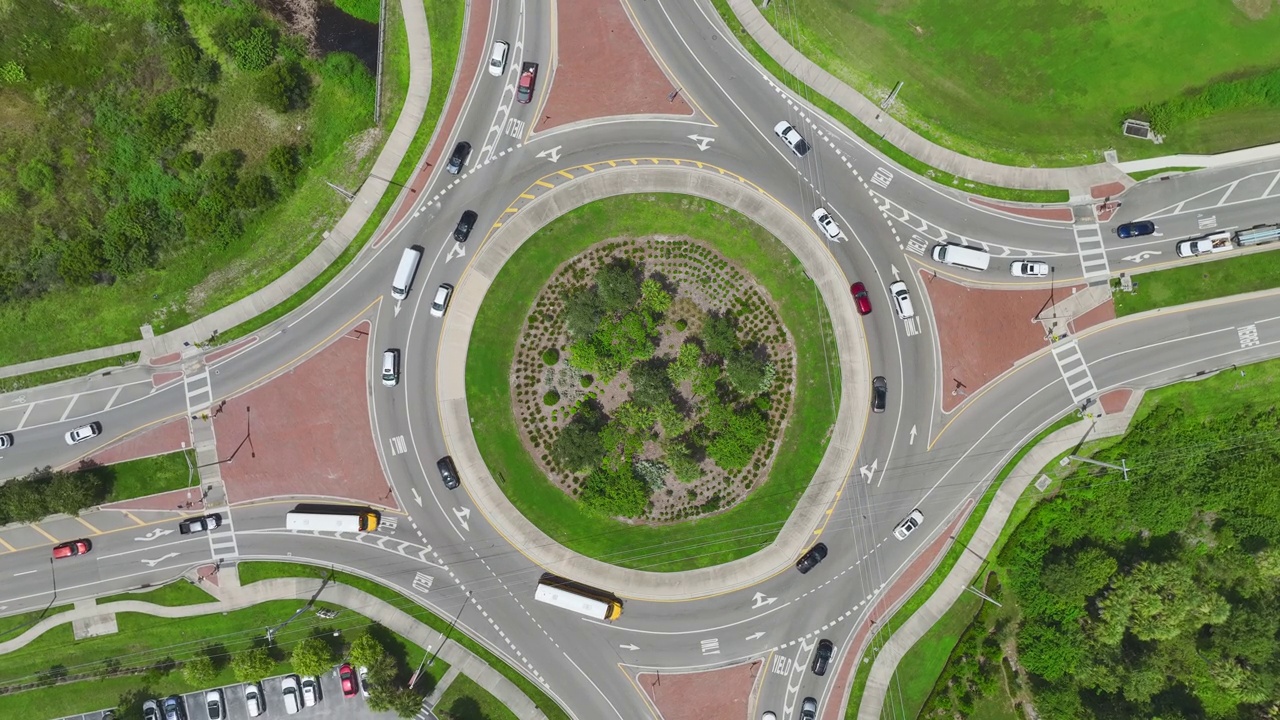 快速移动的交通拥挤的十字路口鸟瞰图。城市循环交通十字路口视频素材