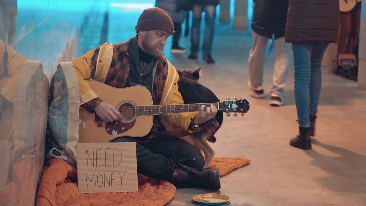 一个流浪汉在弹吉他赚钱视频下载