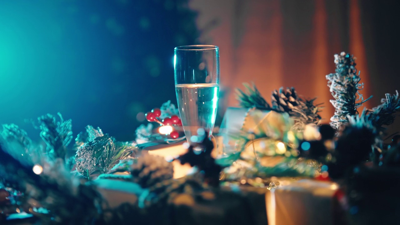 晚上开香槟庆祝新年视频下载
