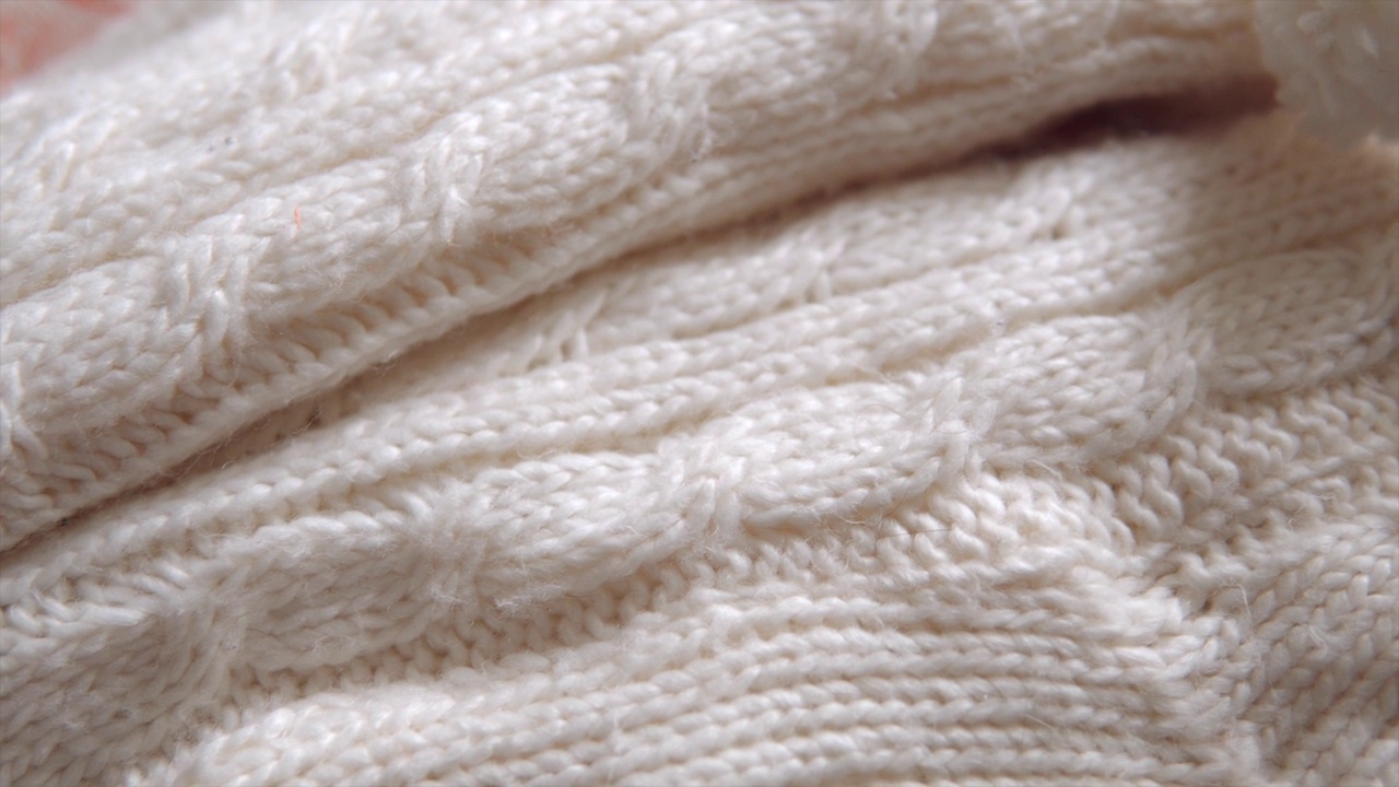 为寒冷的冬夜拍摄的舒适针织冬季袜子的特写细节。视频下载