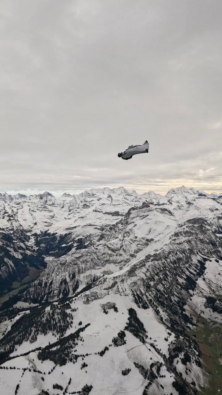翼装飞行员在瑞士的山景中翱翔视频素材
