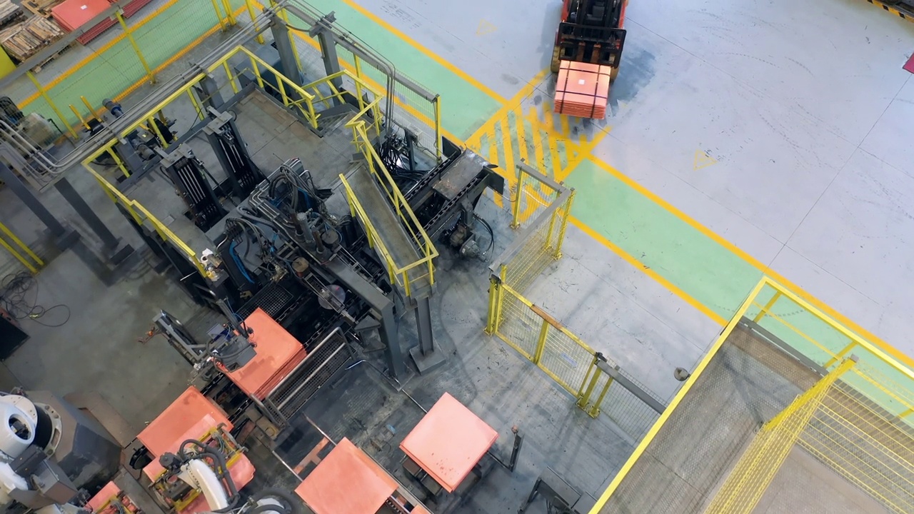 铜厂厂房的俯视图与车辆运输板视频素材