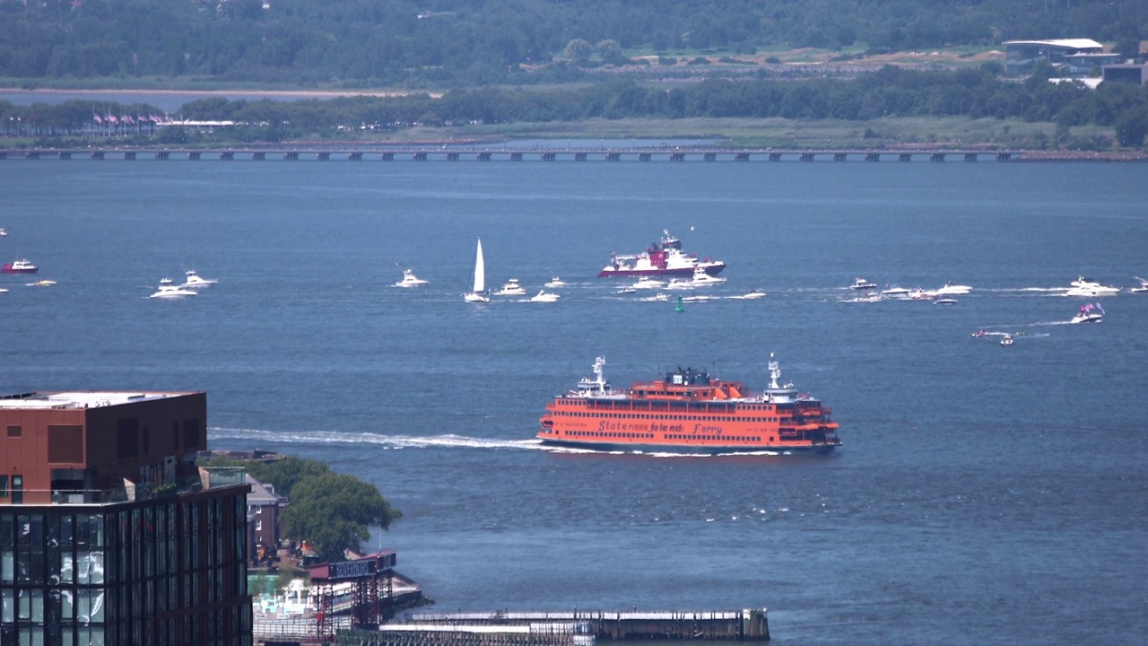 纽约船只与斯塔顿岛渡轮航行视频素材