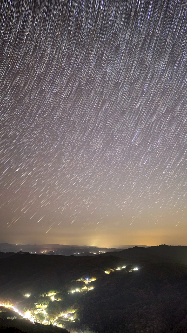 星星在夜空中划过的垂直视频延时视频素材