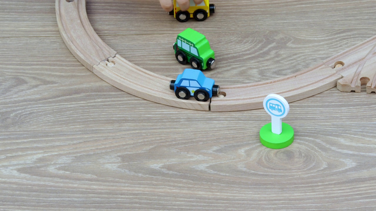 小孩在地板上玩木铁路和玩具安全生态视频下载