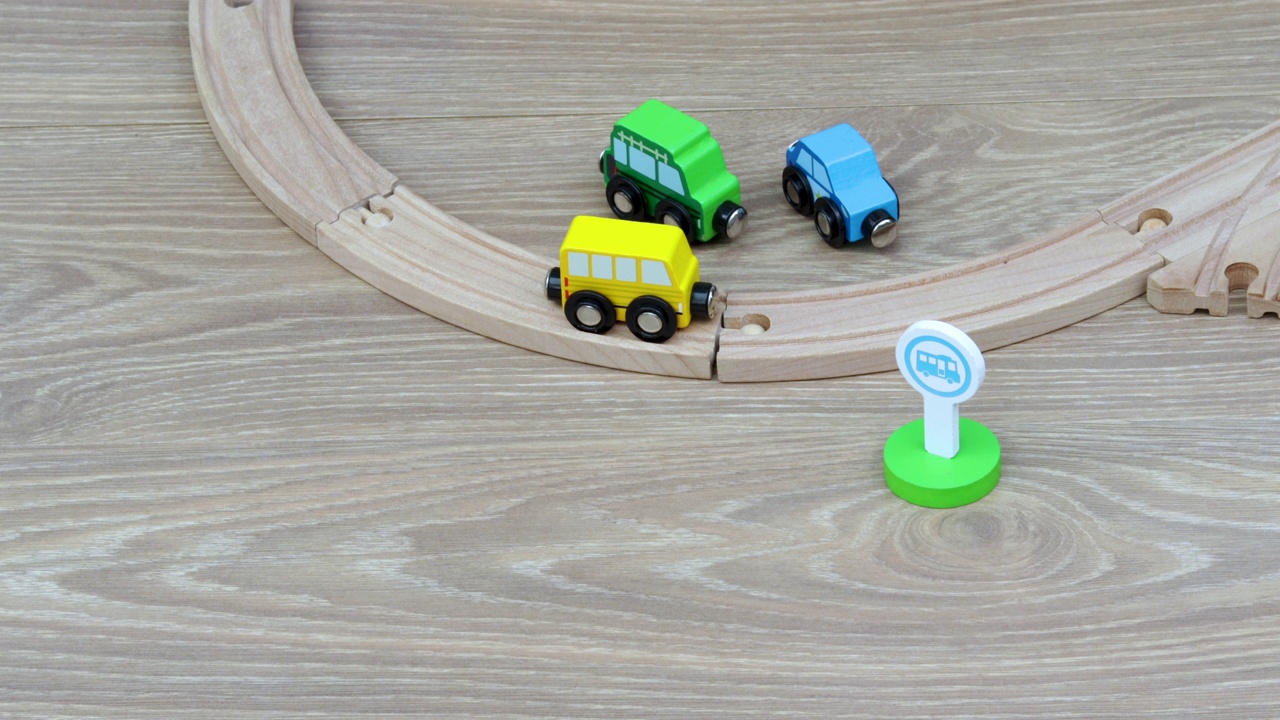 小孩在地板上玩木铁路和玩具安全生态视频下载