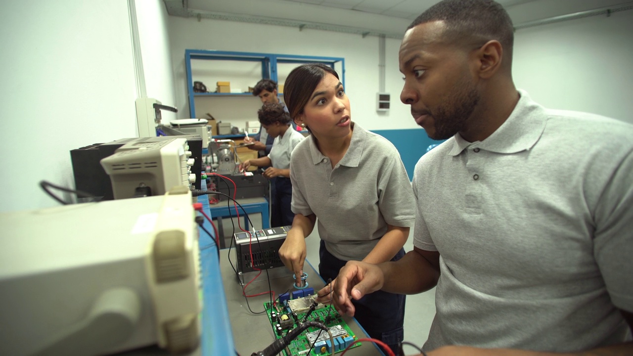 男女学生在技校实习时使用带电路的低压测试仪视频下载
