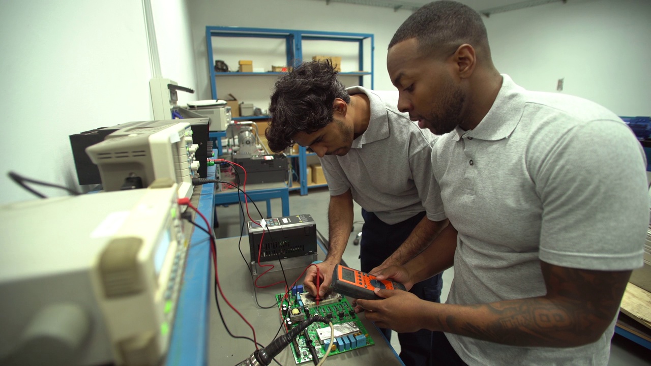 技校学生实习时使用带电路的低压测试仪视频下载