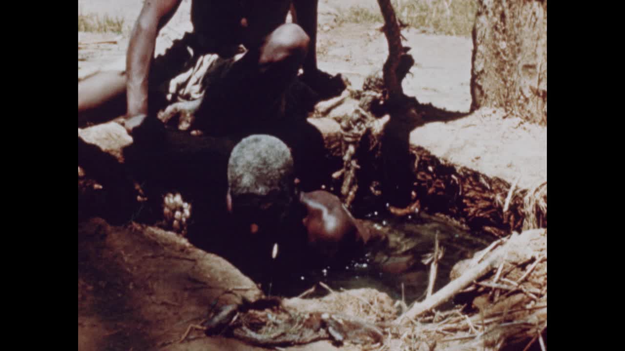 1953年，在北非的撒哈拉沙漠，潜水员潜入一口井里视频下载