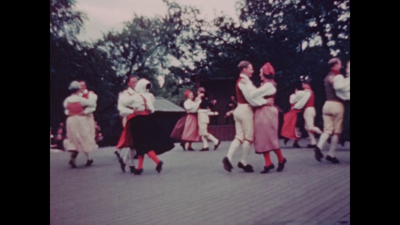 男女在传统音乐中舞蹈，瑞典，1950年视频下载