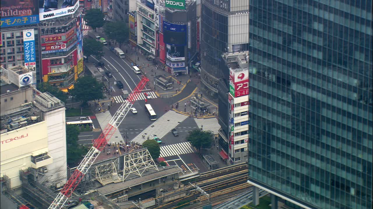 东京空中飞行在雨中飞越涩谷视频下载