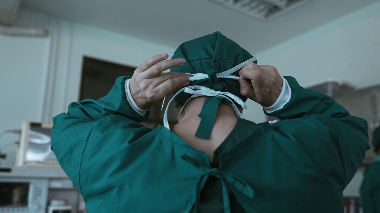 活跃的高级女外科医生穿着手术服准备进入手术室。视频素材