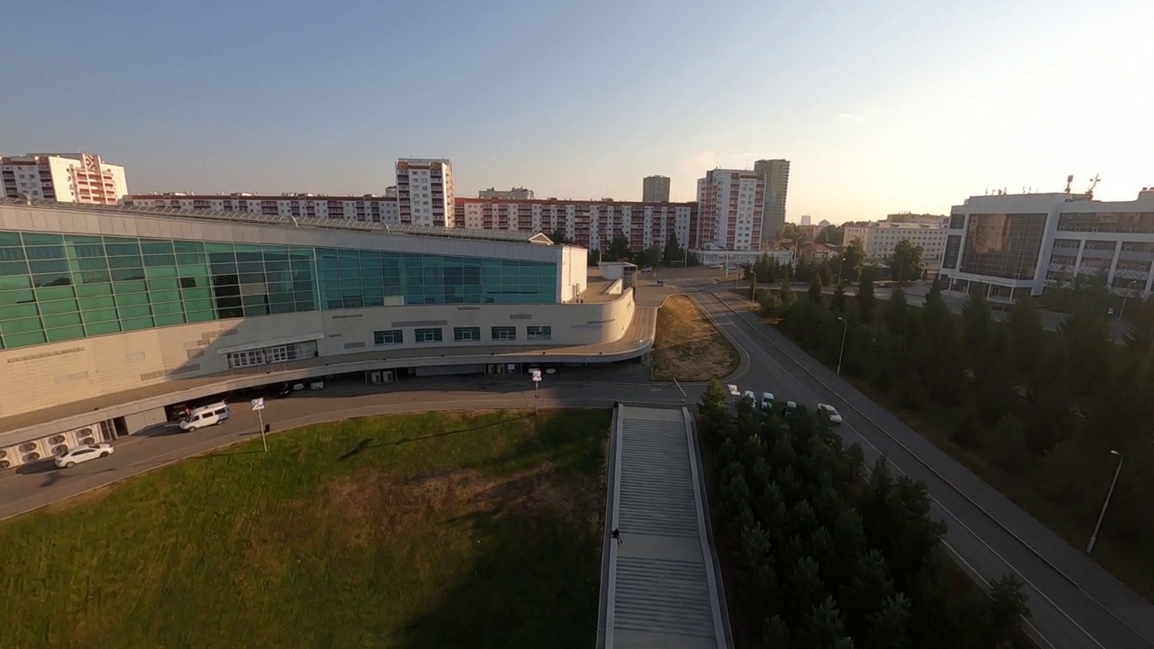 在乌法文化和历史中心的国会大厅的空中无人机俯视图，清晨日出在明亮的阳光背景下。视频素材