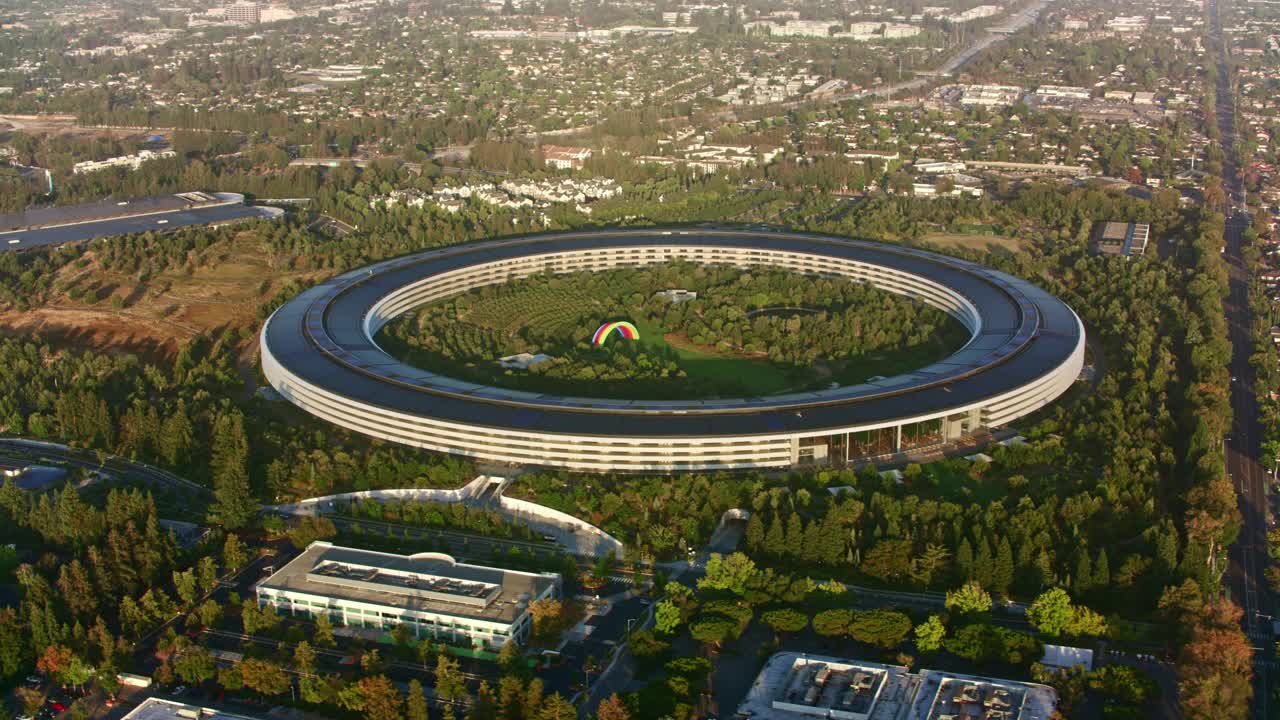加利福尼亚州库比蒂诺，苹果总部上空的清晨鸟瞰图视频下载