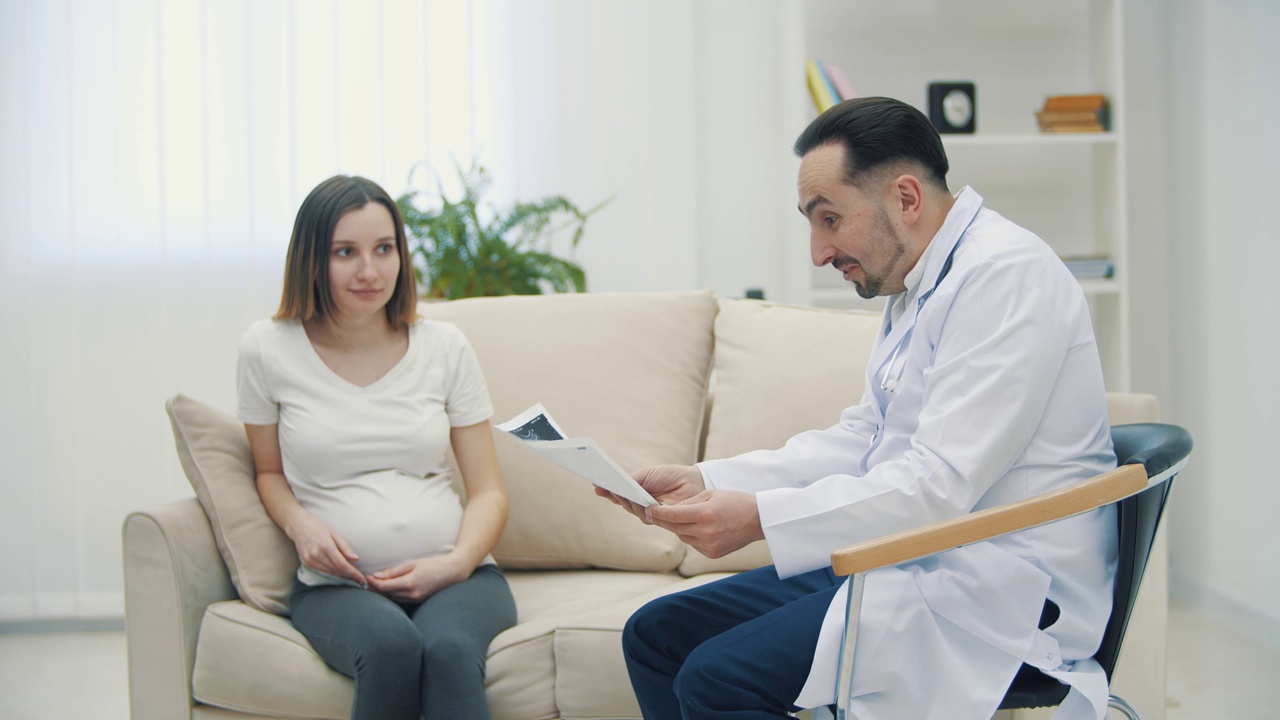 孕妇与医生预约的4k慢动作视频。视频下载