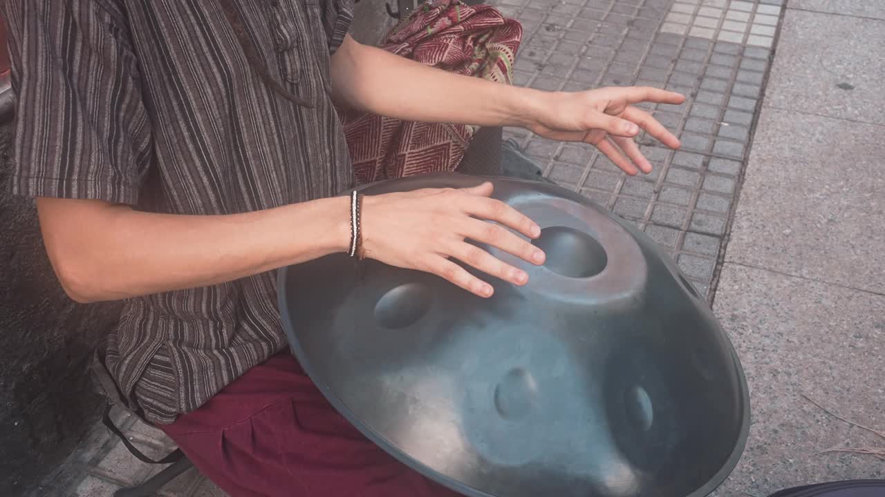 在圣克鲁斯广场，男性手在手盘上玩耍的特写镜头视频下载