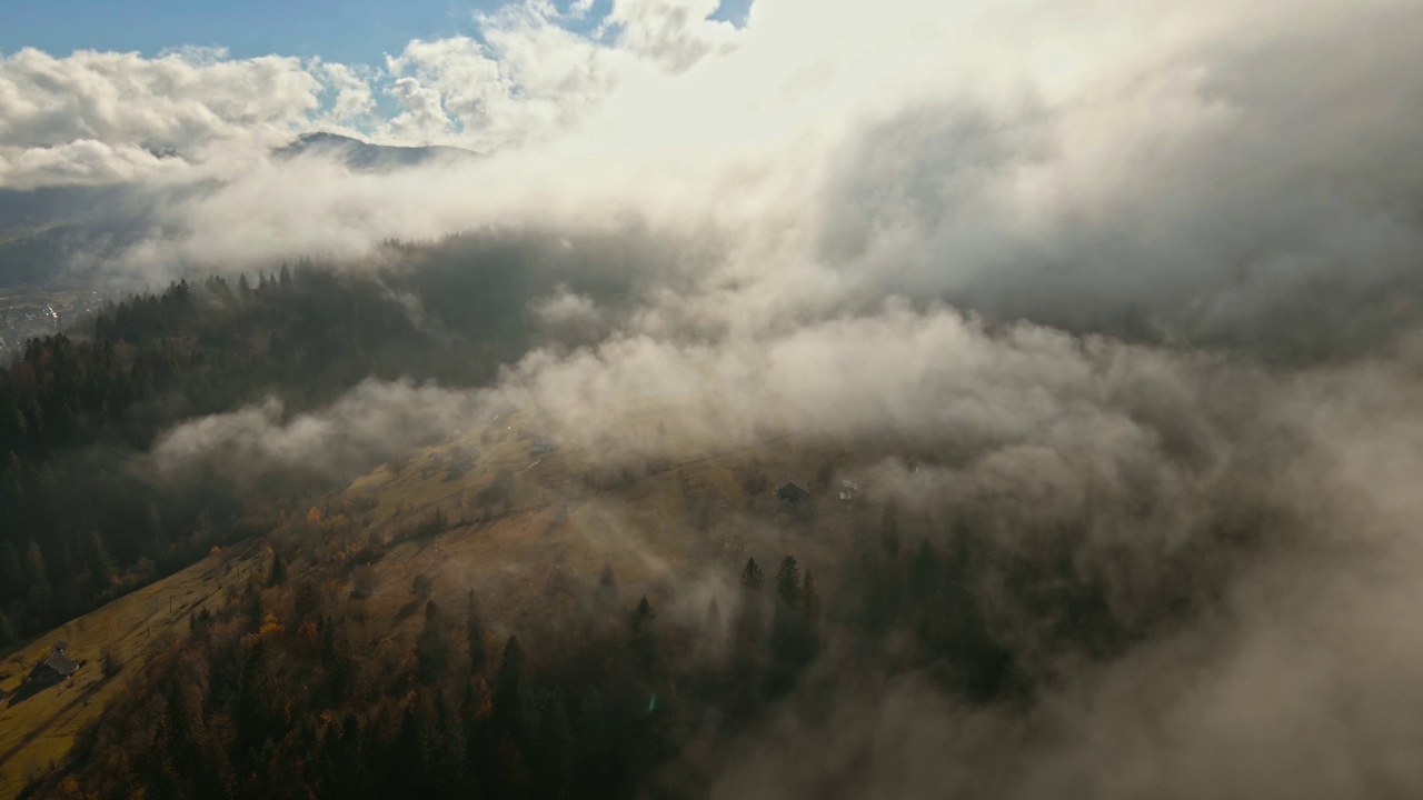 时间流逝的鸟瞰图雾海漂浮在山山谷丘陵岛屿在日出黄金时间黑暗森林前景时间流逝。无人机飞越云雾缭绕的山林视频素材