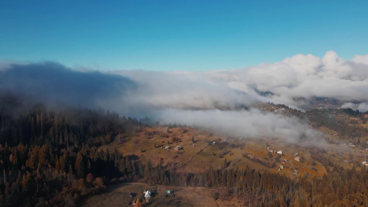 山脉日出鸟瞰图。风景如画的黎明阳光山村村舍概览。乌克兰的野生自然景观。戏剧性的天空，浮云。时间推移无人机飞行镜头4K。视频素材