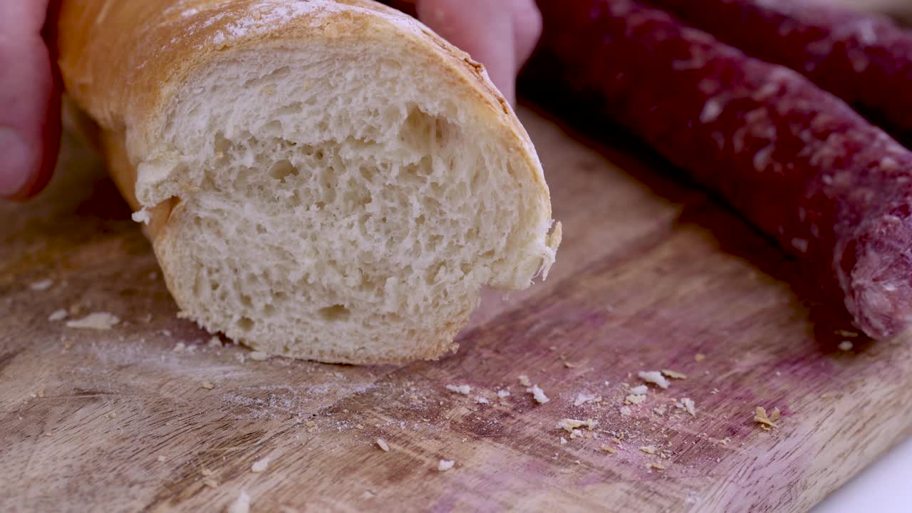 在烹饪时将新鲜的脆皮小麦法棍切成小块视频素材