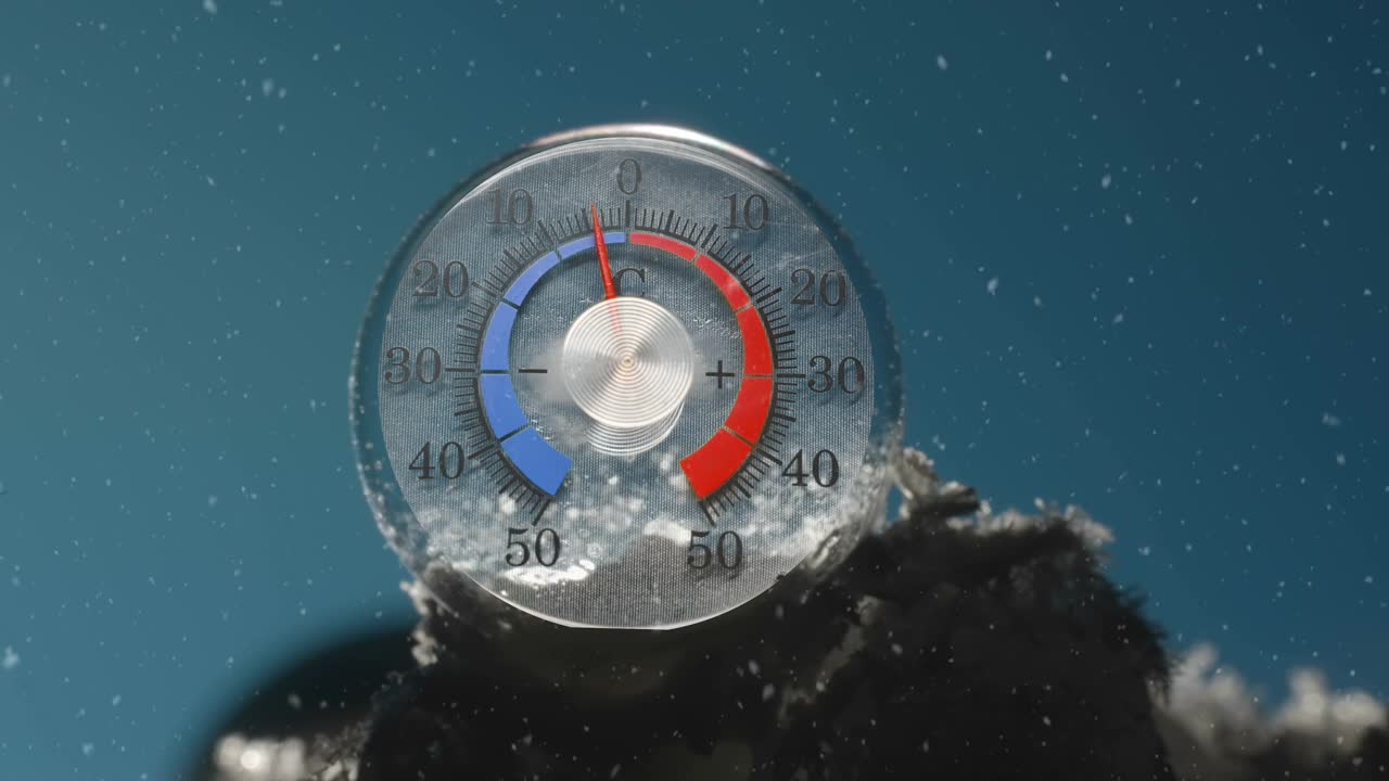 放置在爱沙尼亚雪地上的室内温度计视频下载