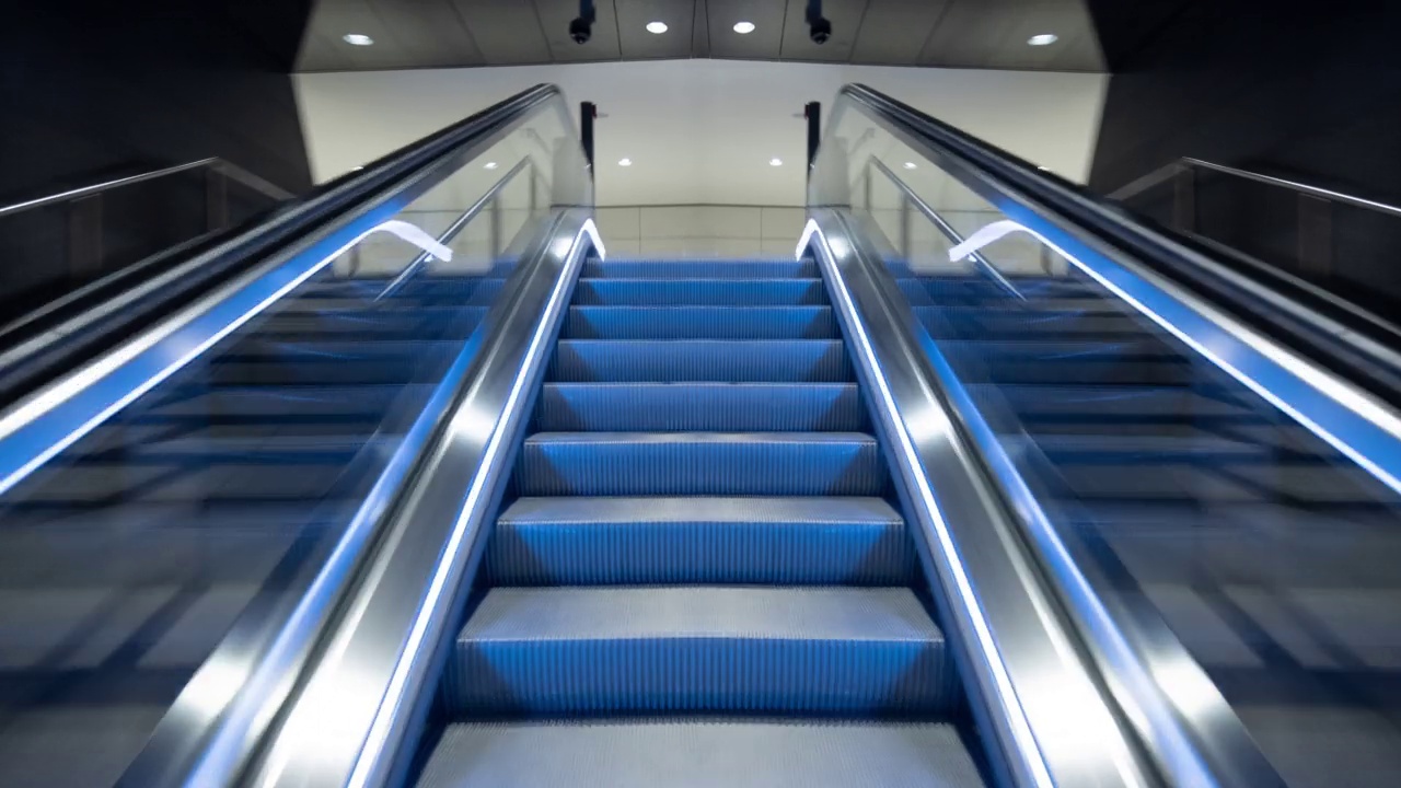 现代高速镜子列车在运动和自动扶梯超缩视频下载