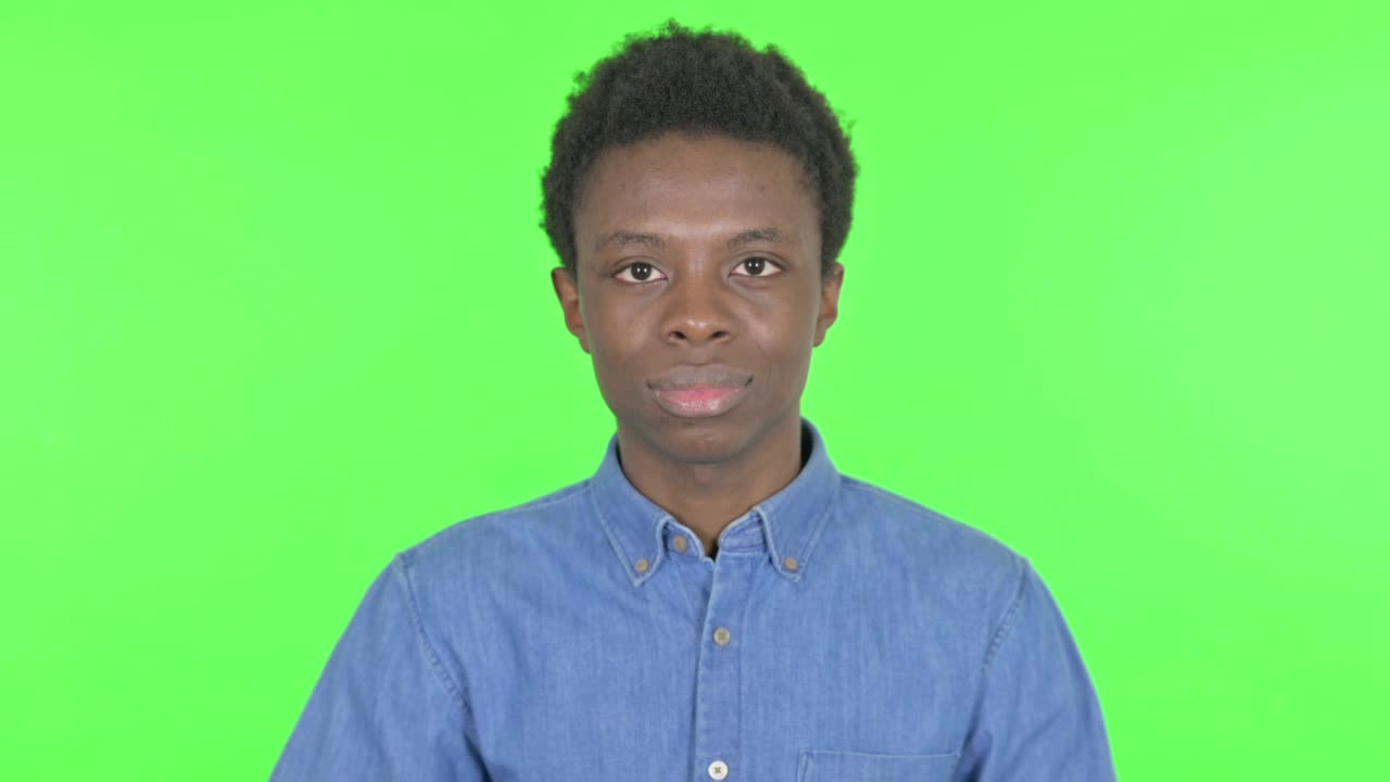 绿色背景的年轻非洲男子的拇指视频下载