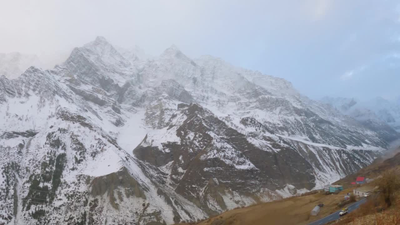 这是印度喜马偕尔邦蒂南山谷冬季拉豪尔雪山的4K广角拍摄。拉豪尔斯皮提的喜马拉雅山脉冬季积雪覆盖。视频素材