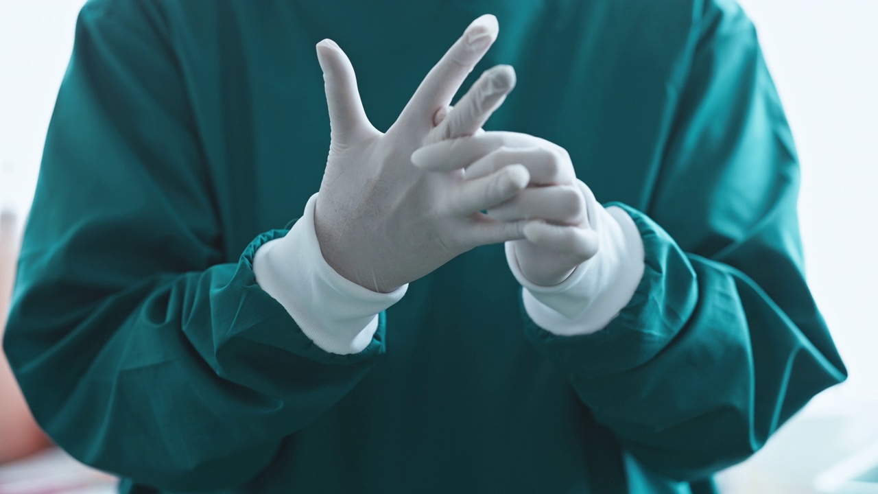 外科医生在手术室准备戴上手术手套视频下载