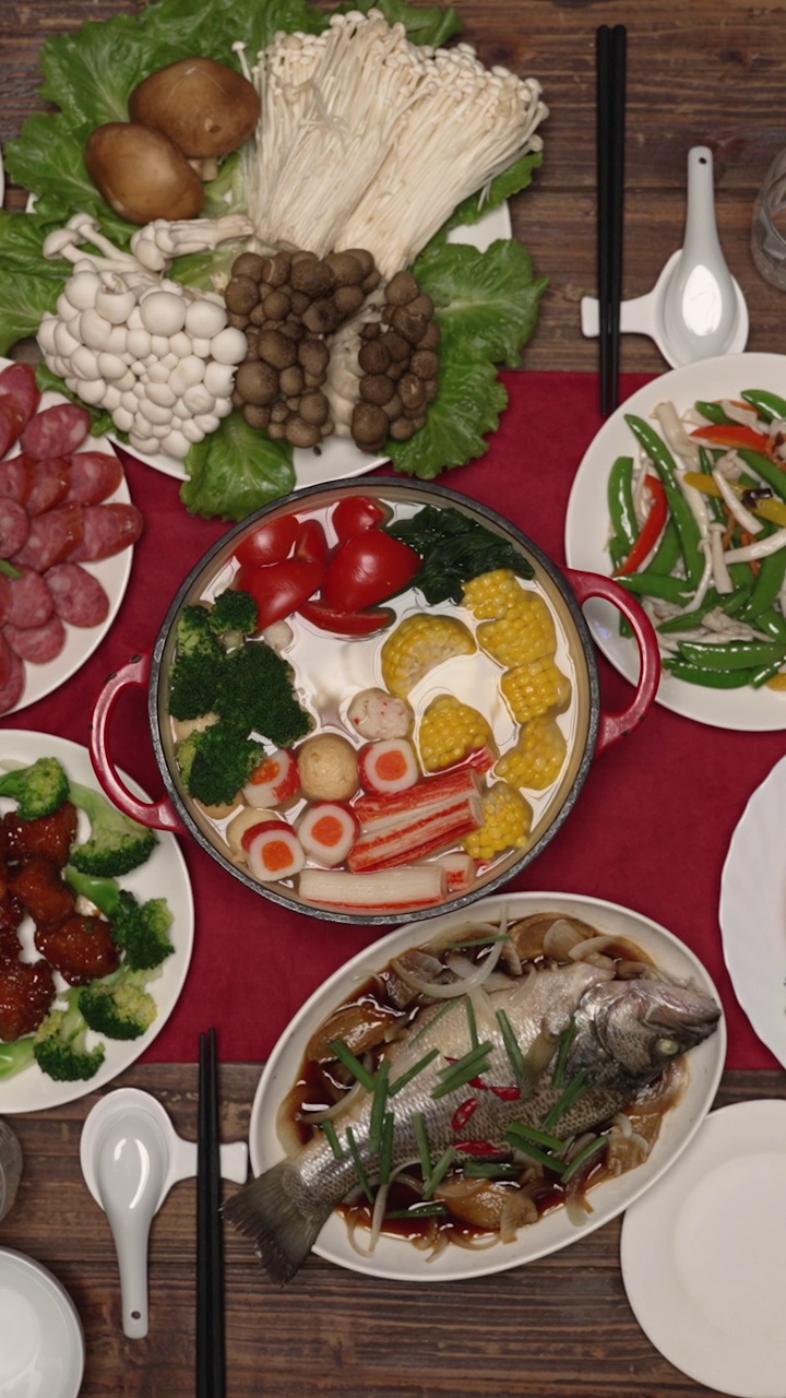 垂直屏幕:从顶部缩小视野，为庆祝中国农历新年准备了美味的团圆饭视频下载